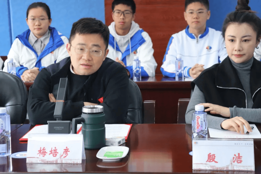 成都七中万达学校陈璞老师,殷洁老师,王树娟老师陪同伯中师生参观校园