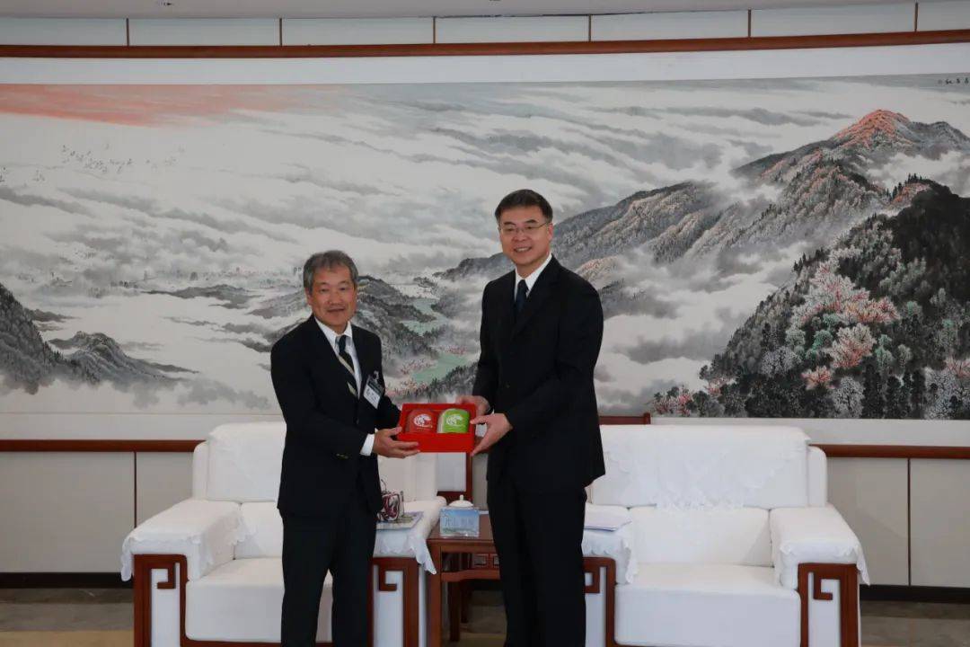 张湘赣会见日本高松市中学生友好访问团