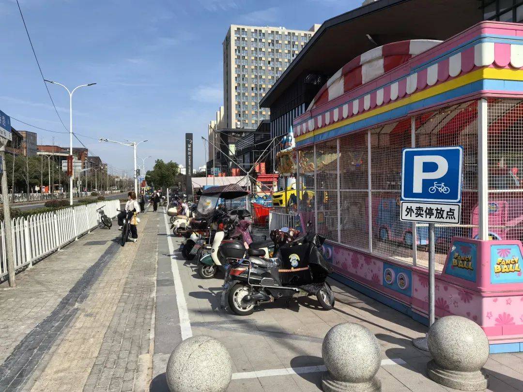 商场门口非机动车乱停占道马桥代表马上办