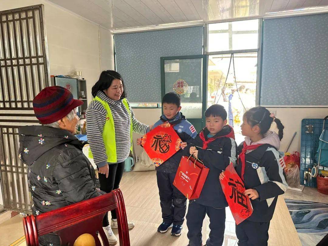 young春三月三支队伍五项行动海湾旅游区青年用青春传承志愿精神