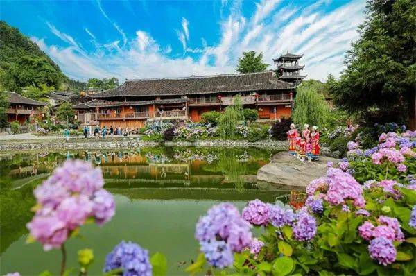 境内拥有南国牧原仙女山,大自然鬼斧神工天生三桥,地下艺术宫殿芙蓉洞