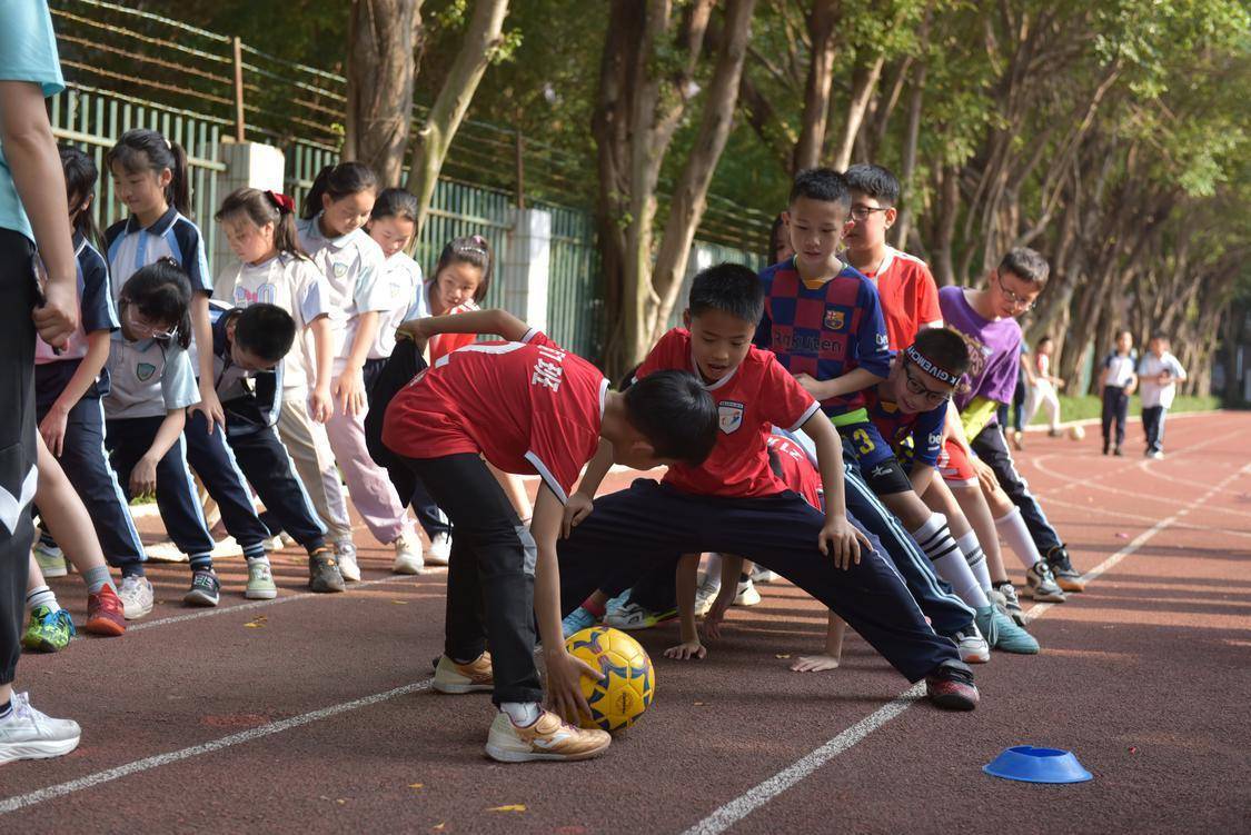 绿茵场上竞韶华惠景小学校长杯足球联赛精彩纷呈