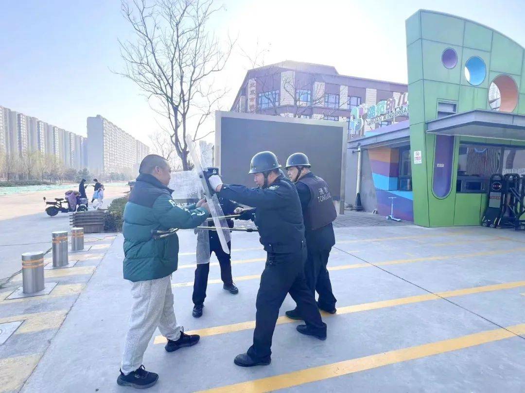 反恐过程中的注意事项和自护方法,并要求保安人员要时刻保持高度警惕