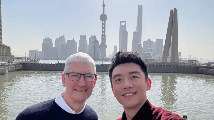 郑恺外滩偶遇苹果ceo库克一同合影吃饭