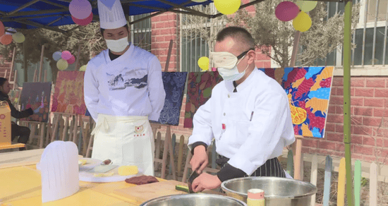 新疆阿瓦提县第三届绍阿杯职业技能大赛鸣锣开赛技能高手现场炫技