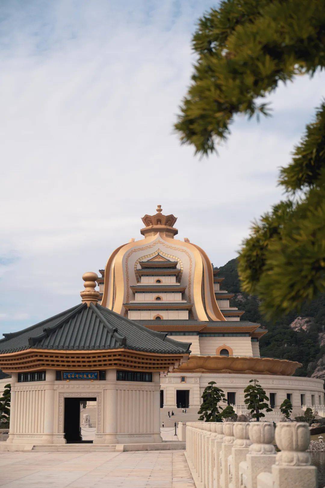 以观音圣坛为主的建筑群在晴天的时候金碧辉煌的建筑与蓝天白云相互