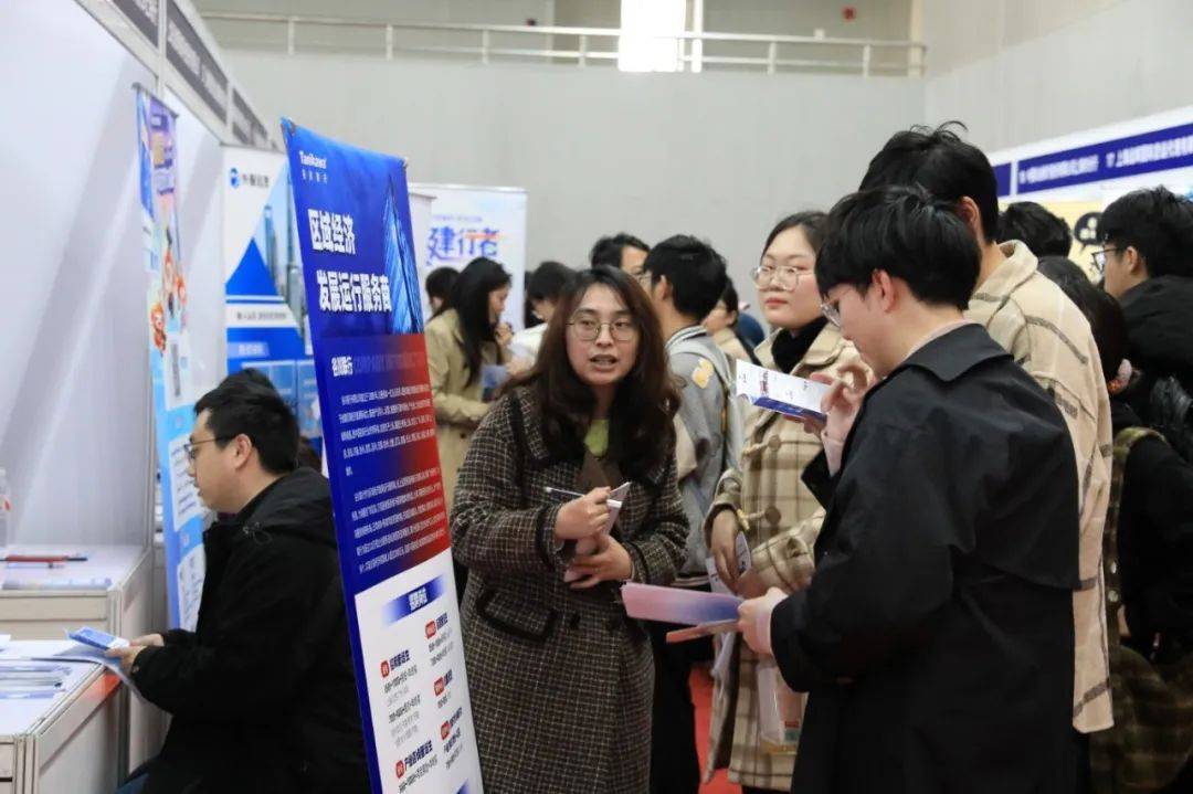 王军华在与企业和毕业生交流中表示,学校高度重视人才培养质量和毕业