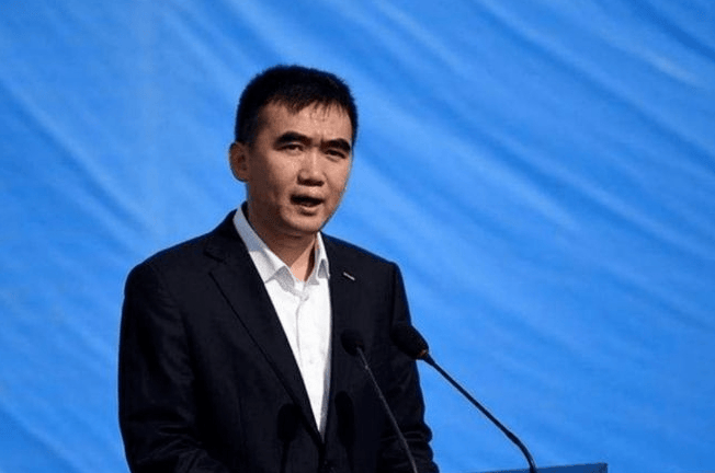 之外,威马组织内部势力最庞大的人是威马联合创始人,首席运营官侯海靖