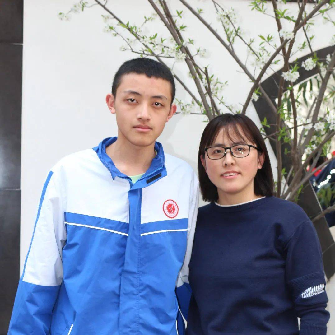 "高二 郭翔宇"万达中学优良的校风校纪让我放心.