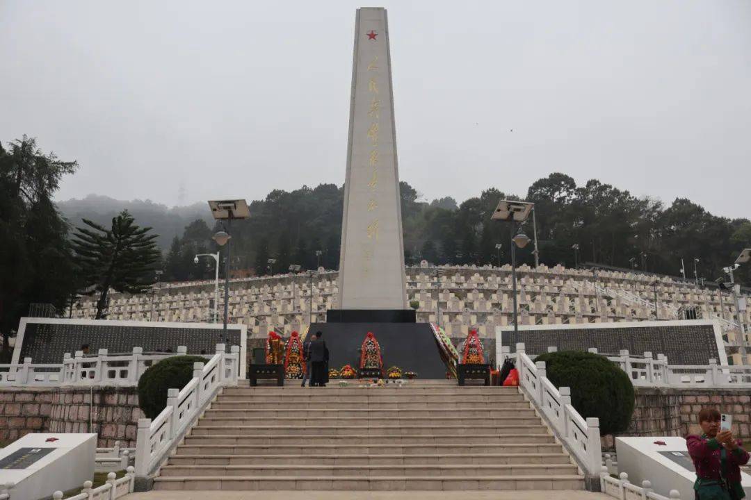 这是3月28日,凯里籍烈士亲属在云南省文山州麻栗坡烈士陵园祭拜英烈时