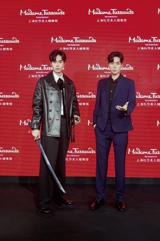 在蜡手环节,他制作了半颗心形状的蜡手,粉丝可以选择同款蜡手拼凑出一