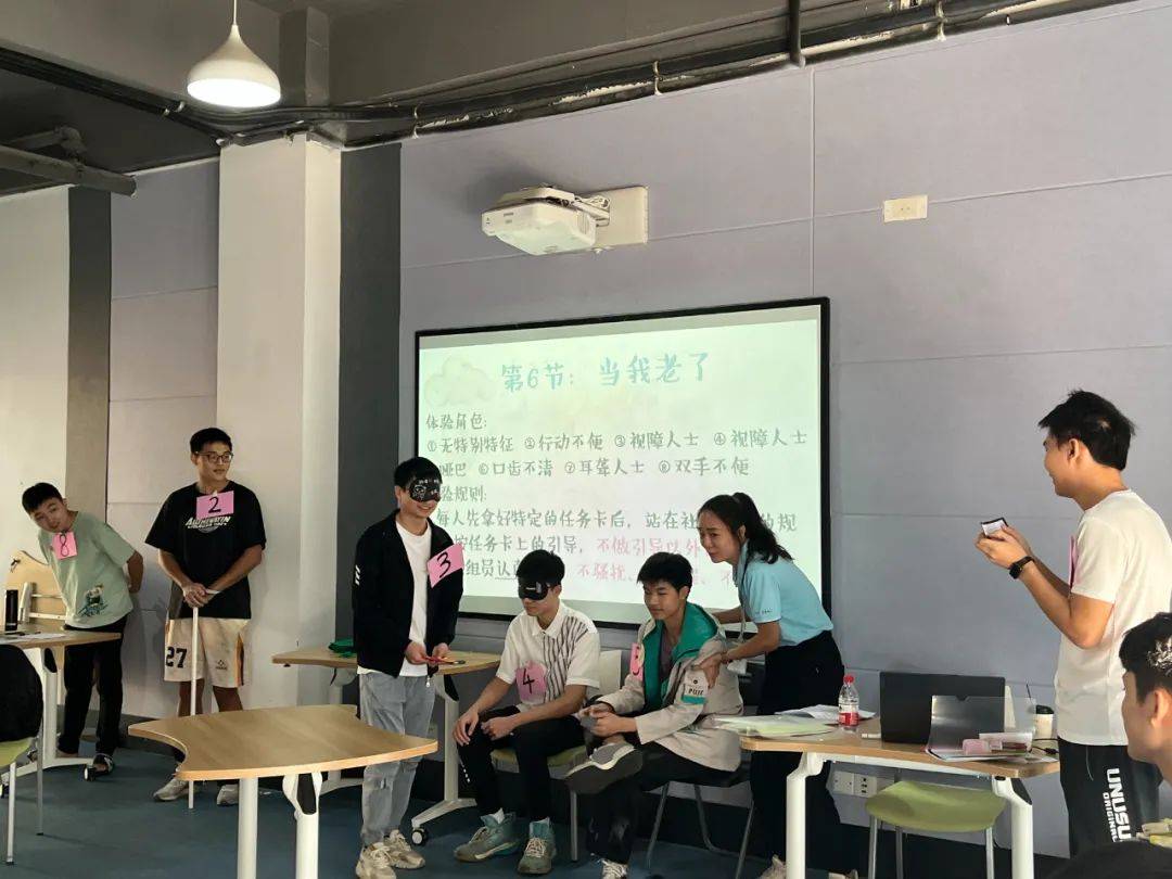 汇聚社工力量服务美好生活普惠十年功勋人物钟晓微十年社工路最是初心