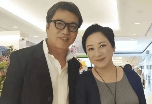 她是最矮港姐却美若天仙,嫁丑男遭背叛,退圈后靠卖饼干身价上亿_谢宁