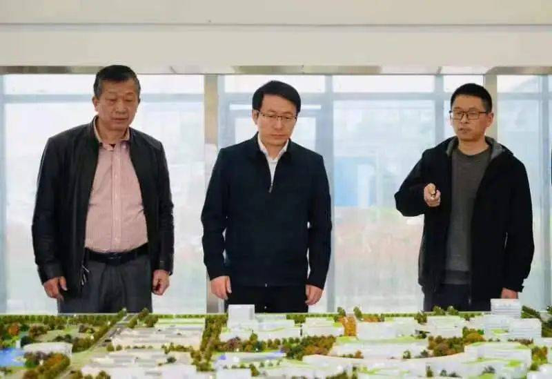 当天,陈伟还来到安徽医科大学新医科中心,实地察看项目建设情况,与