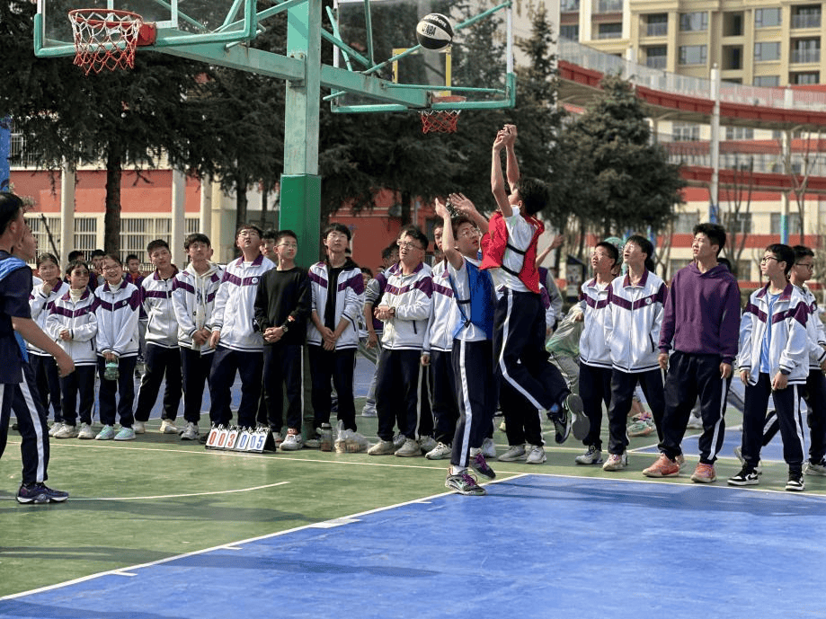 驰骋赛场青春飞扬我校初二年级团建活动