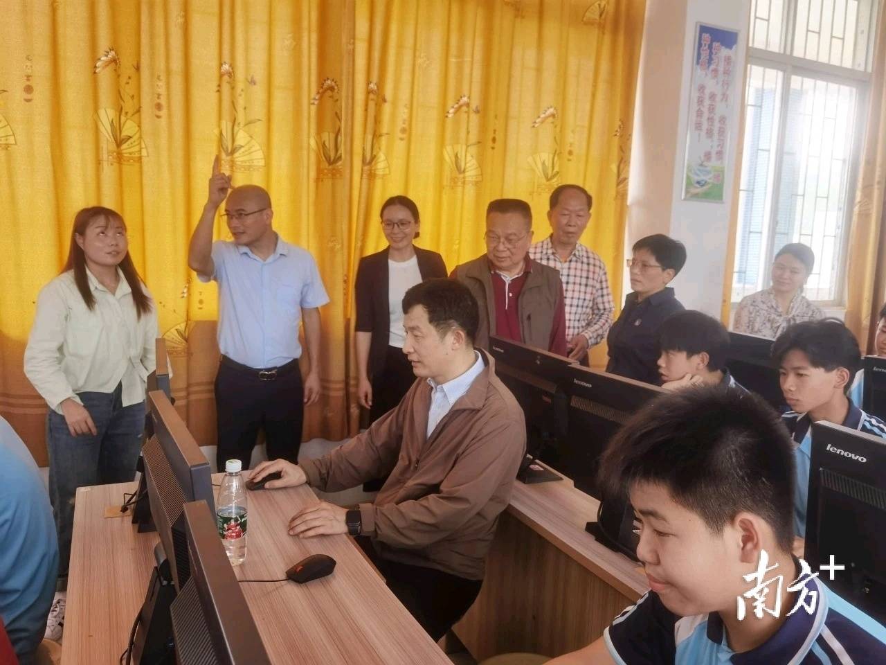 本次捐赠电脑只是一个开始,下一步希望为加强粤东西北教育搭建平台