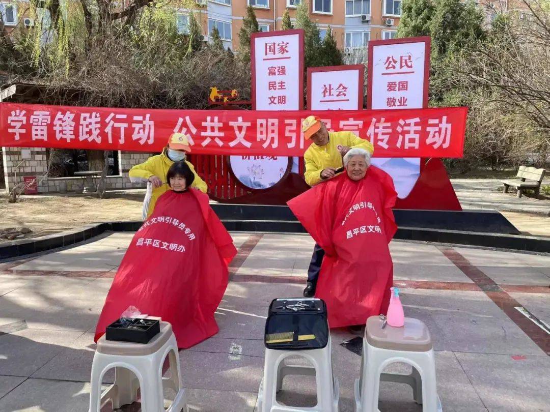 员准时到岗护送孩子们有序过马路安全离校园夕阳下他们给足孩子安全