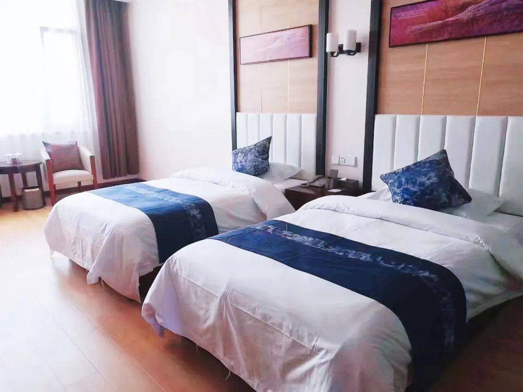 地址:青州市桐峪沟中桥联系电话:0536-3862888准四星级酒店,标准间