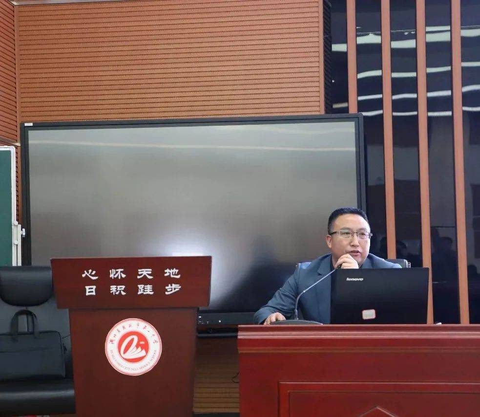 大家要紧密团结在一起,形成合力,共同推进恩施市高中教育的发展