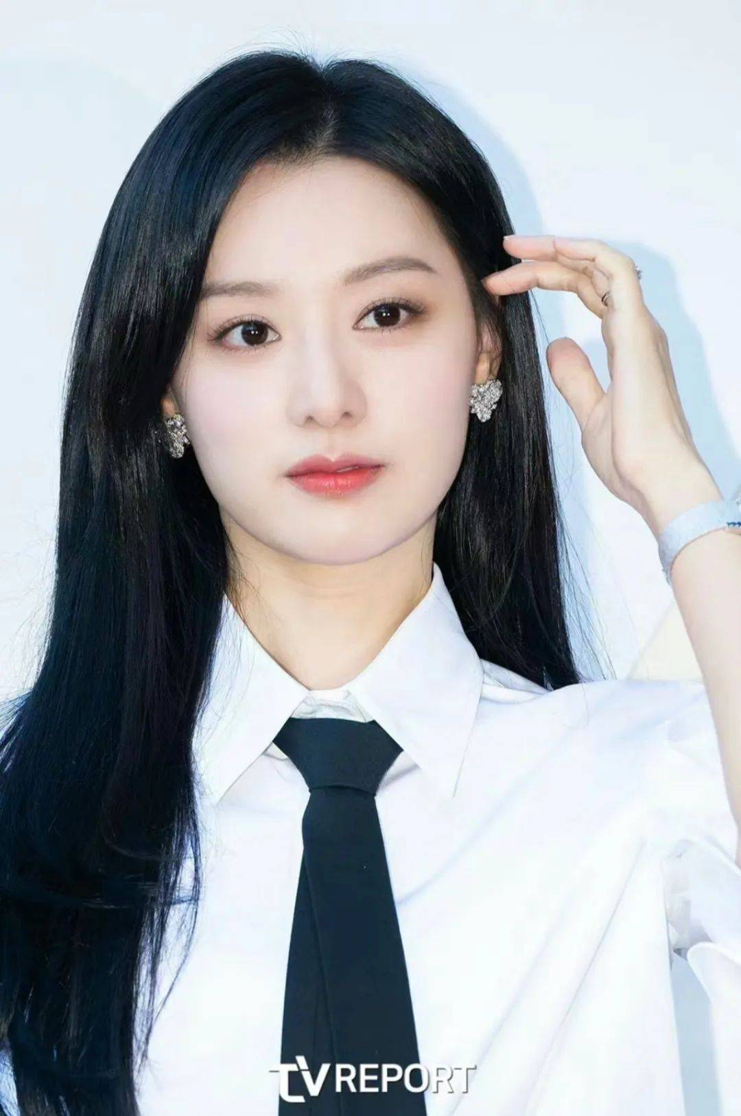 不同之处在于妆发——两个人穿得都不错,关晓彤172cm的身高更有优势