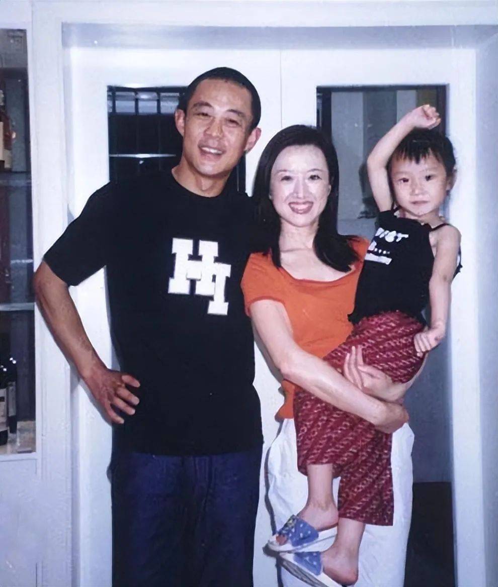 原创离婚后她只字不提前夫侯勇辛苦拍戏只为养活女儿如今越活越年轻