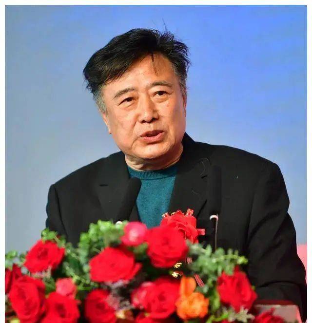 在刘晓庆的书中,陈国军是个有暴力倾向,动不动喝个烂醉的失职丈夫.