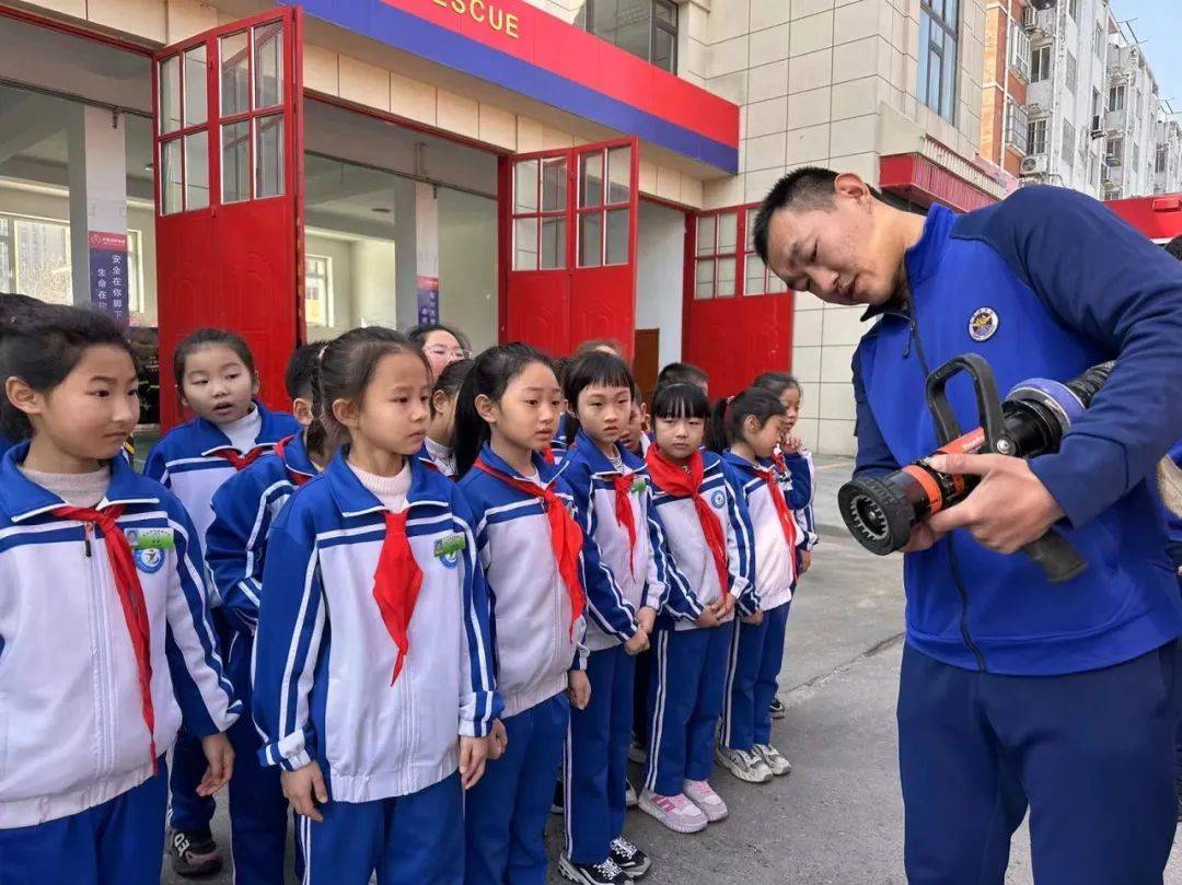 济南路小学2.5中队与莱西市消防大队联合开展消防安全主题教育活动.
