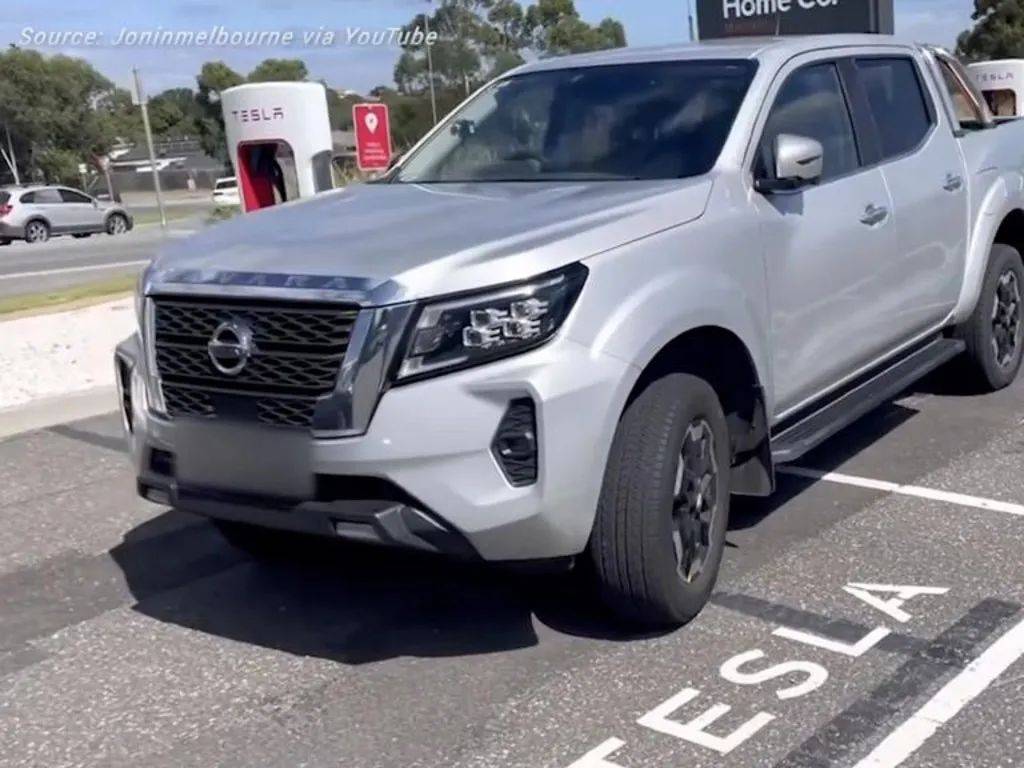 最过分的是这辆面包车,居然一下子占4个车位!