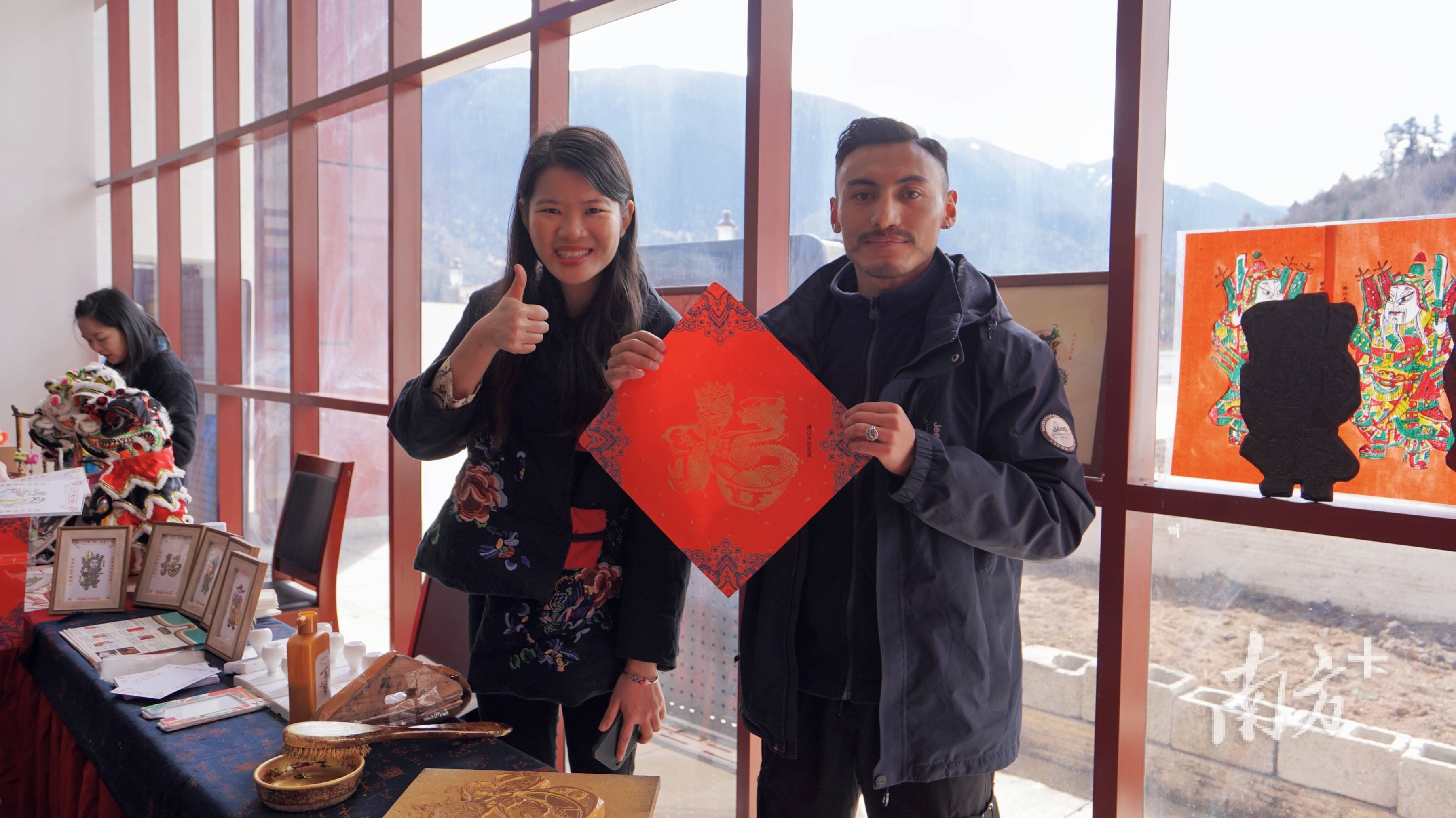 广东民俗摄影作品展在西藏鲁朗开幕