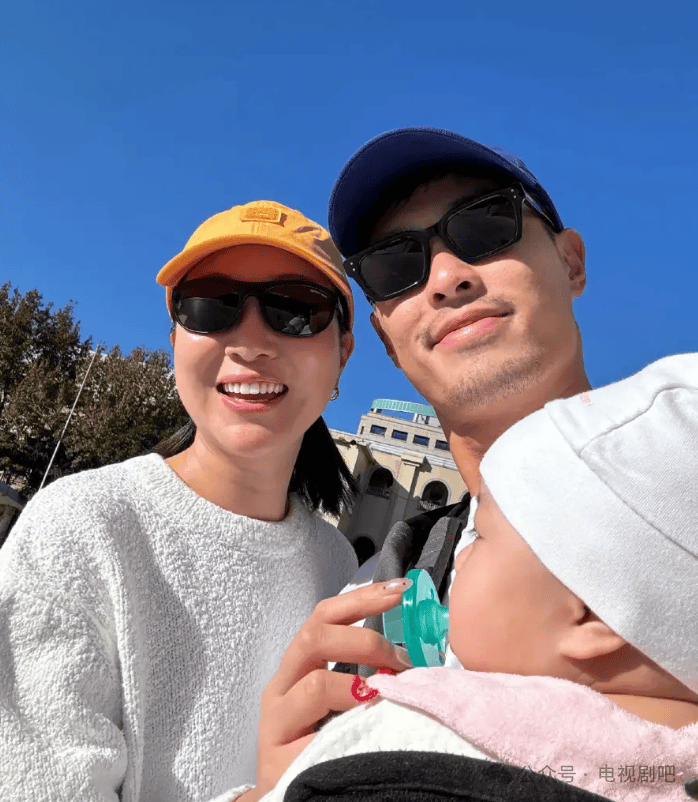 杨佑宁一家三口同游北京 抱女儿与老婆牵手好幸福_阿梅_画面_杨佑宁