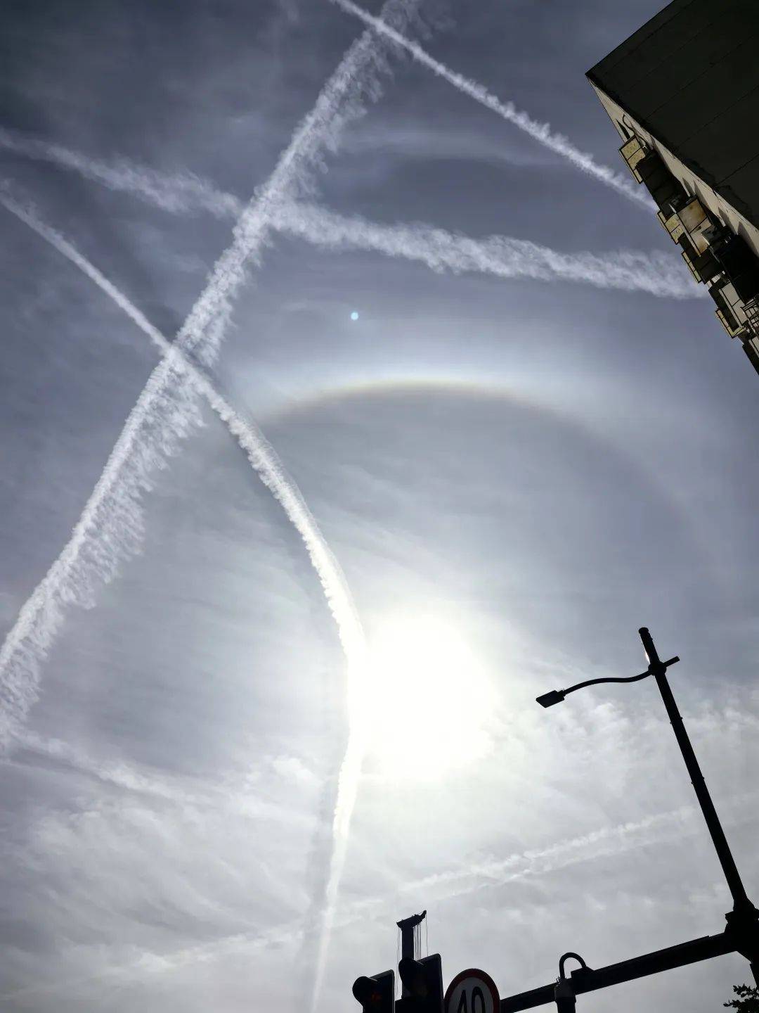 今天申城天空出现美丽日晕,你看到了吗?_小布_冰晶_网友
