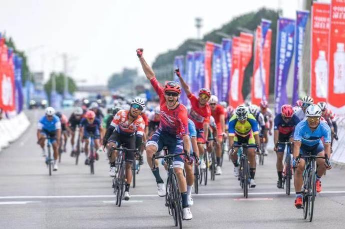 中国公路自行车职业联赛由中国自行车运动协会主办.