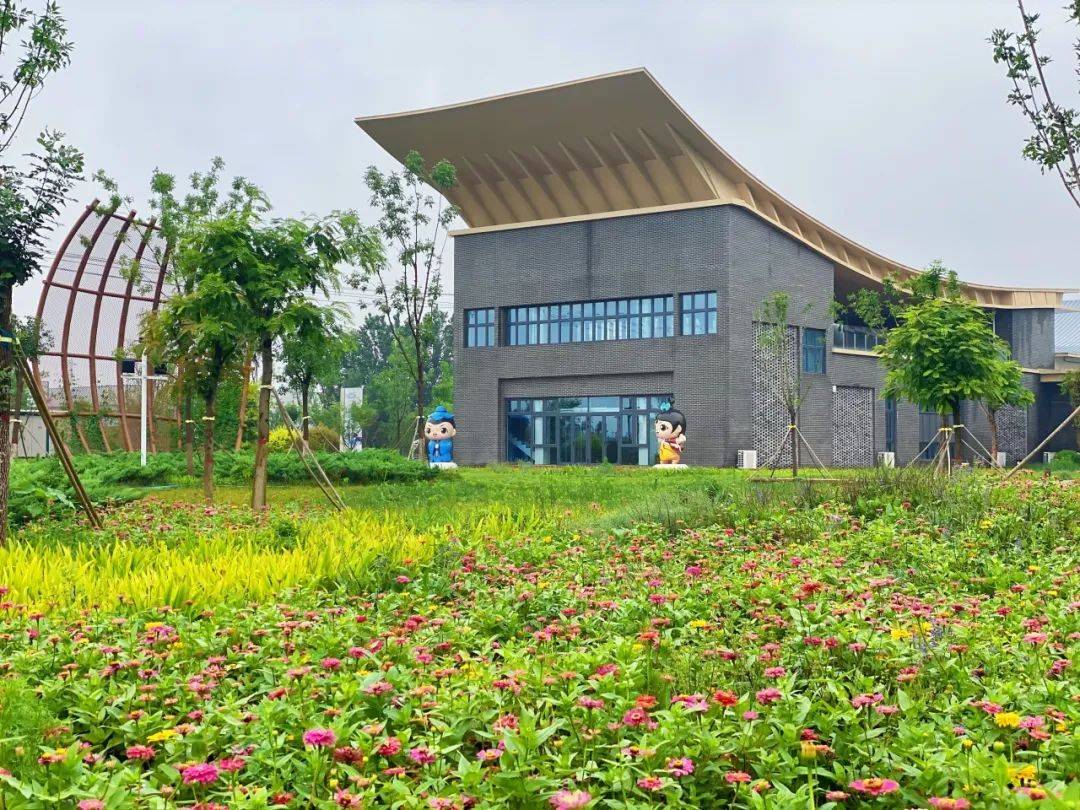 在故城县青罕镇,荷花园实施菜藕,龙虾,黑鱼,鲈鱼,泥鳅等特色种养殖