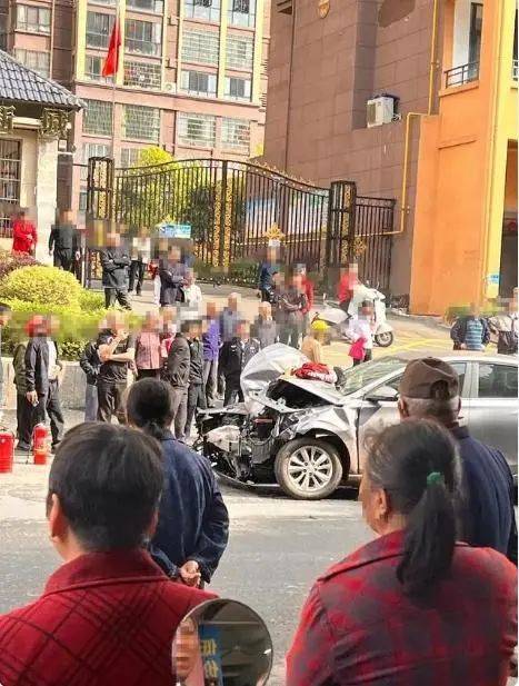 致2死4伤车祸司机逃逸警方深夜搜山