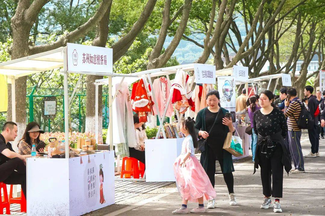 姑苏文化ip让市民游客纷纷驻足,横街沈记青团,虎丘三花茶,杜三珍卤菜