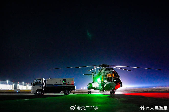 夜空砺翅海军航空兵开展夜间飞行训练