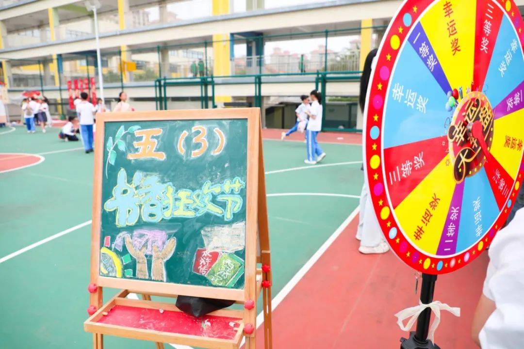 跳蚤书市热闹开张小学校区五年级举行爱心义卖活动