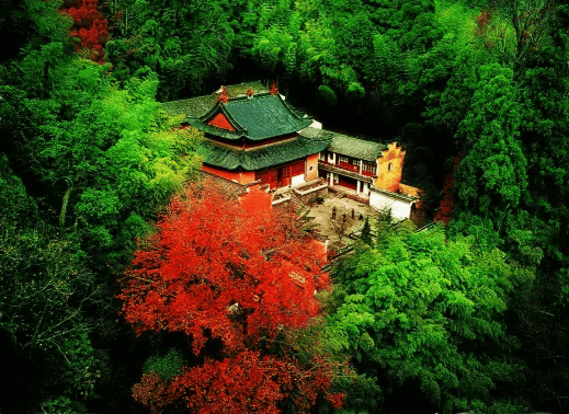 旧传是"五百罗汉应真宝地", 保存着历史悠久的镀金五百罗汉像,弥足