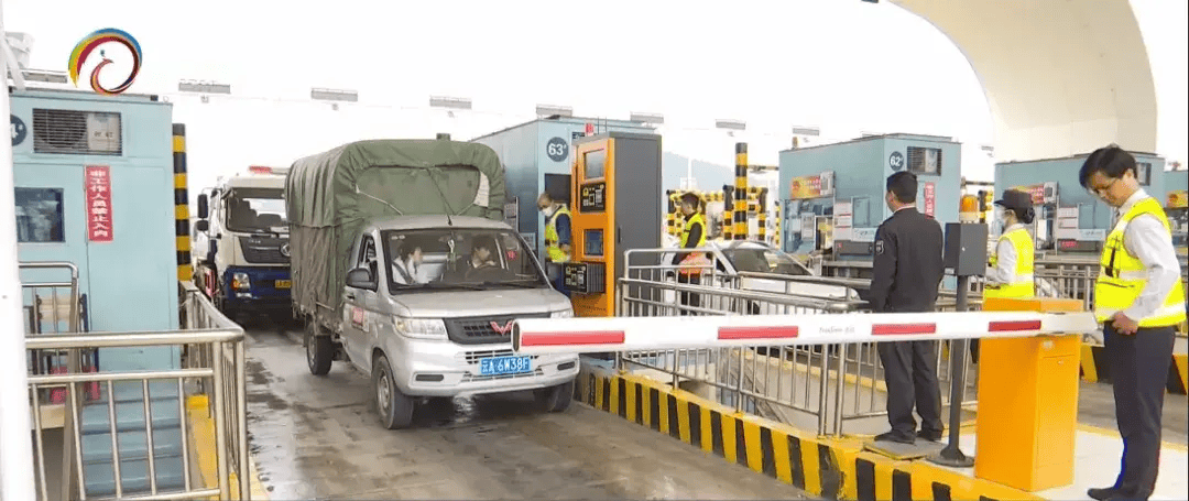 3个动作就行昆明南收费站智慧收费机器人上岗