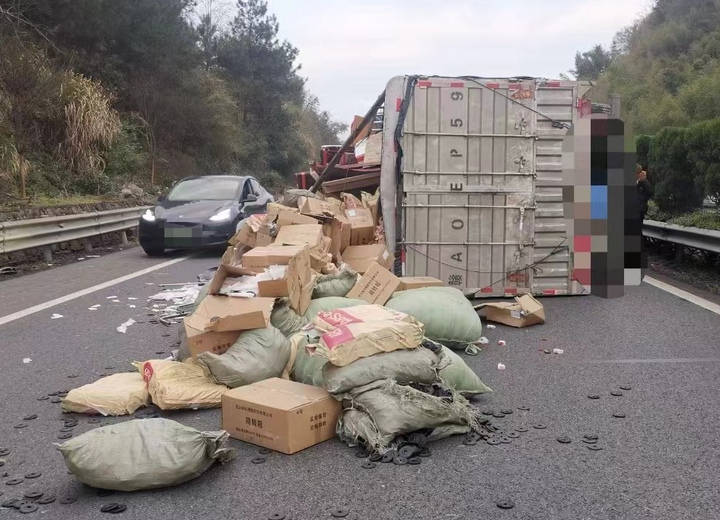 后经了解,公交车驾驶员是临安公交公司毕师傅,在这里杭州高速交警通过