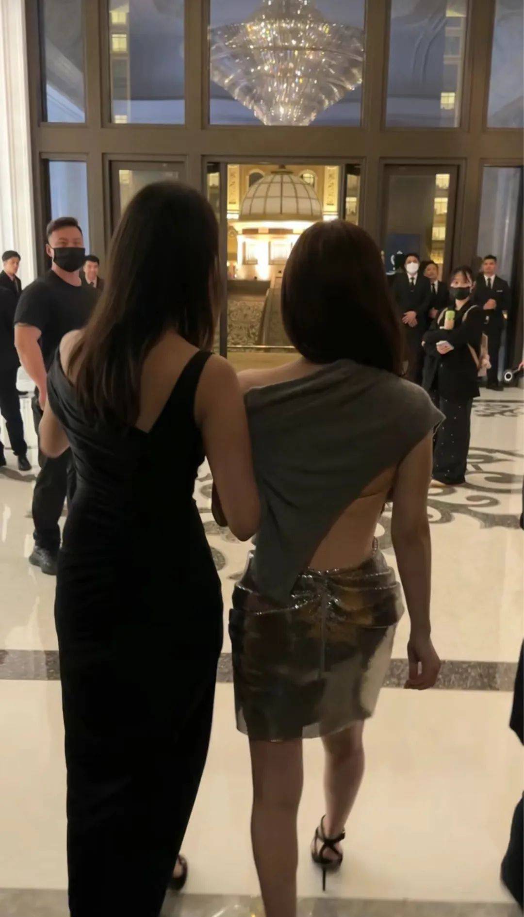 何超琼让出c位奚梦瑶站边边没看到窦骁何家好多人啊