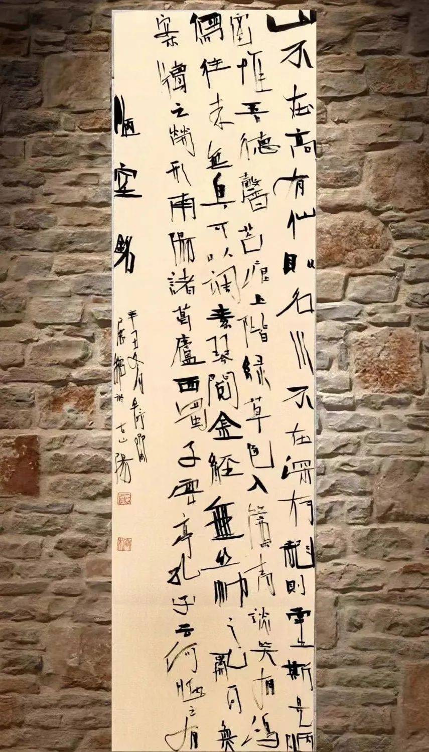 90后美女随性书法网友人很美字很丑