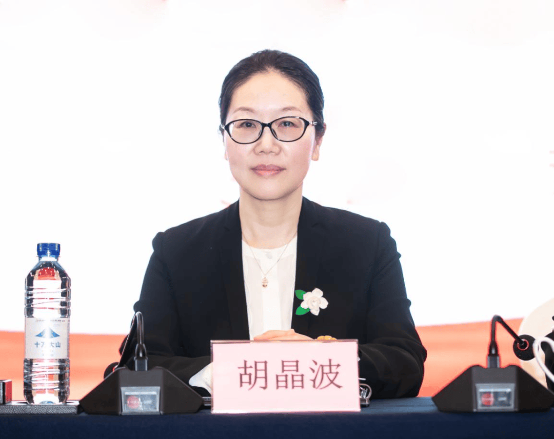 胡晶波对广西女能人协会五年来取得的成绩给予充分肯定.