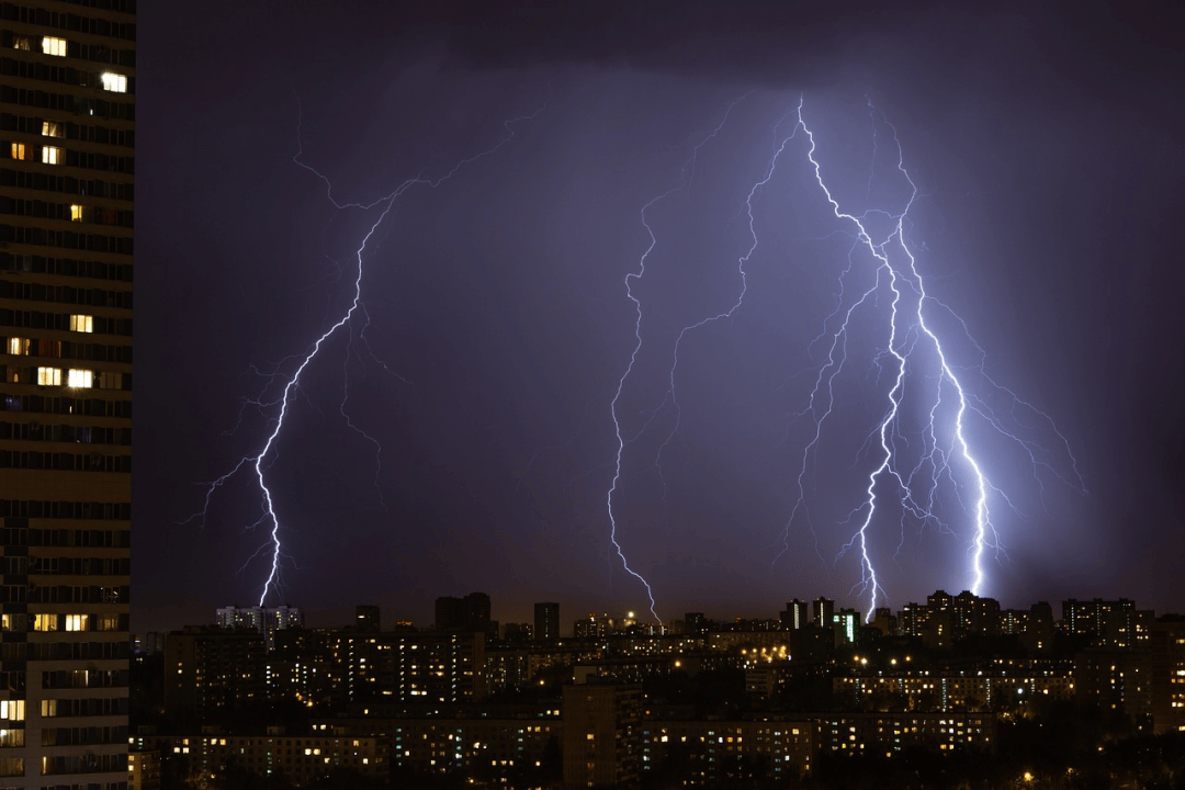 夏季雷暴往往伴随冰雹图片