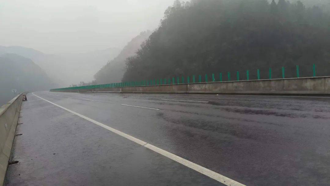 雨天路面积水蓉遵高速(仁赤段)稻子田路段,急弯蓉遵高速(仁赤段)石巴