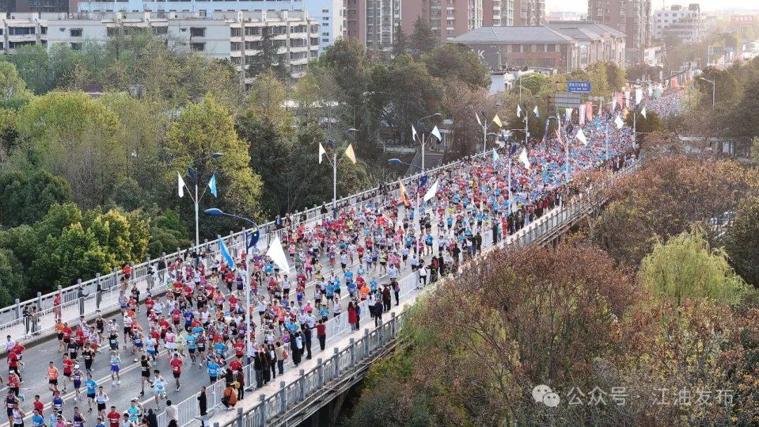 (王平摄)2024"太白杯"江油马拉松的成功举办,展示了江油文体事业,经济