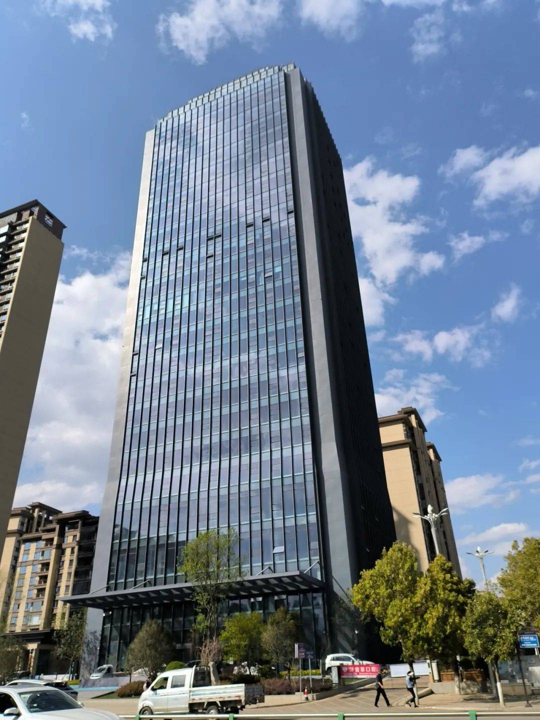 实拍昭通城南地标高楼._来源