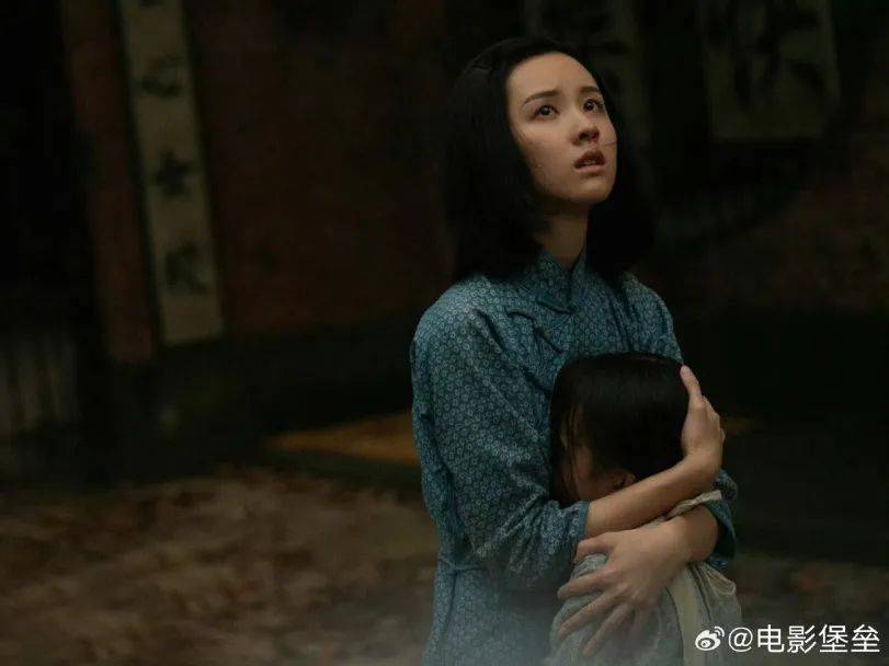 在电影发布会上,陈都灵将郑红这个角色比喻成洋甘菊,在逆境中开花,在