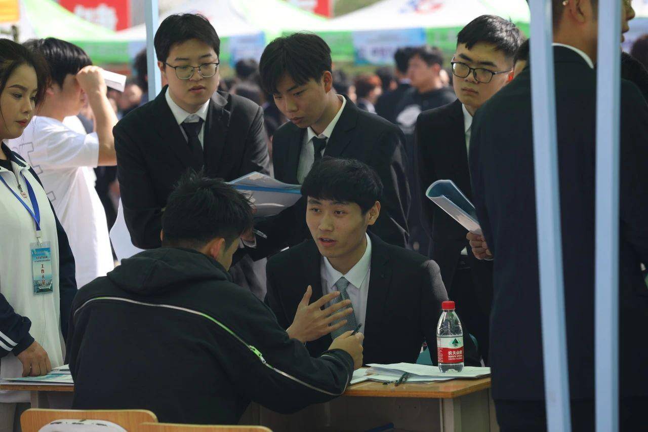 学校高度重视就业工作,严格落实"一把手"工程,持续开展"高校书记校长