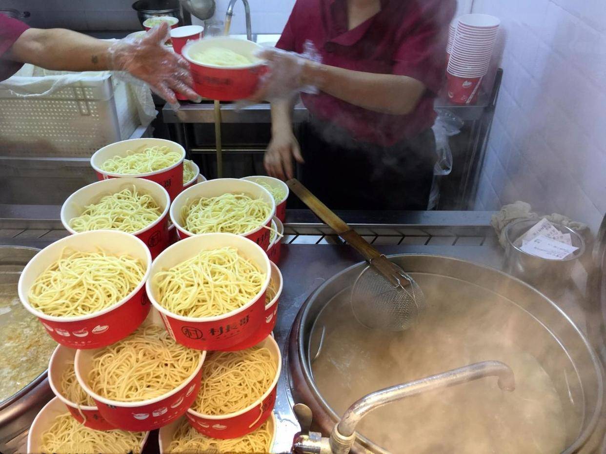 武汉一面馆推出吃面送酒活动一天卖500份到底秘诀何在